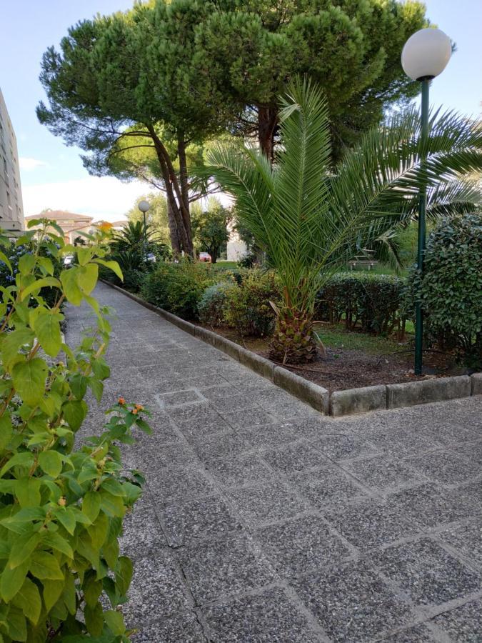 Charmant Appartement A 350M De La Plage Et Du Port Фрежюс Экстерьер фото