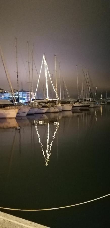 Charmant Appartement A 350M De La Plage Et Du Port Фрежюс Экстерьер фото
